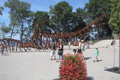 Wielkie modele wielorybich szkieletów stanęły na plaży w Rewalu
