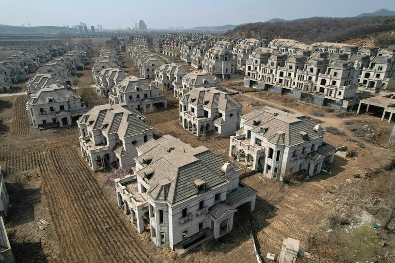 Wielkie osiedle dla milionerów, a między pustymi budynkami pasą się krowy. Co się dzieje w Chinach? /JADE GAO/AFP/East News /East News