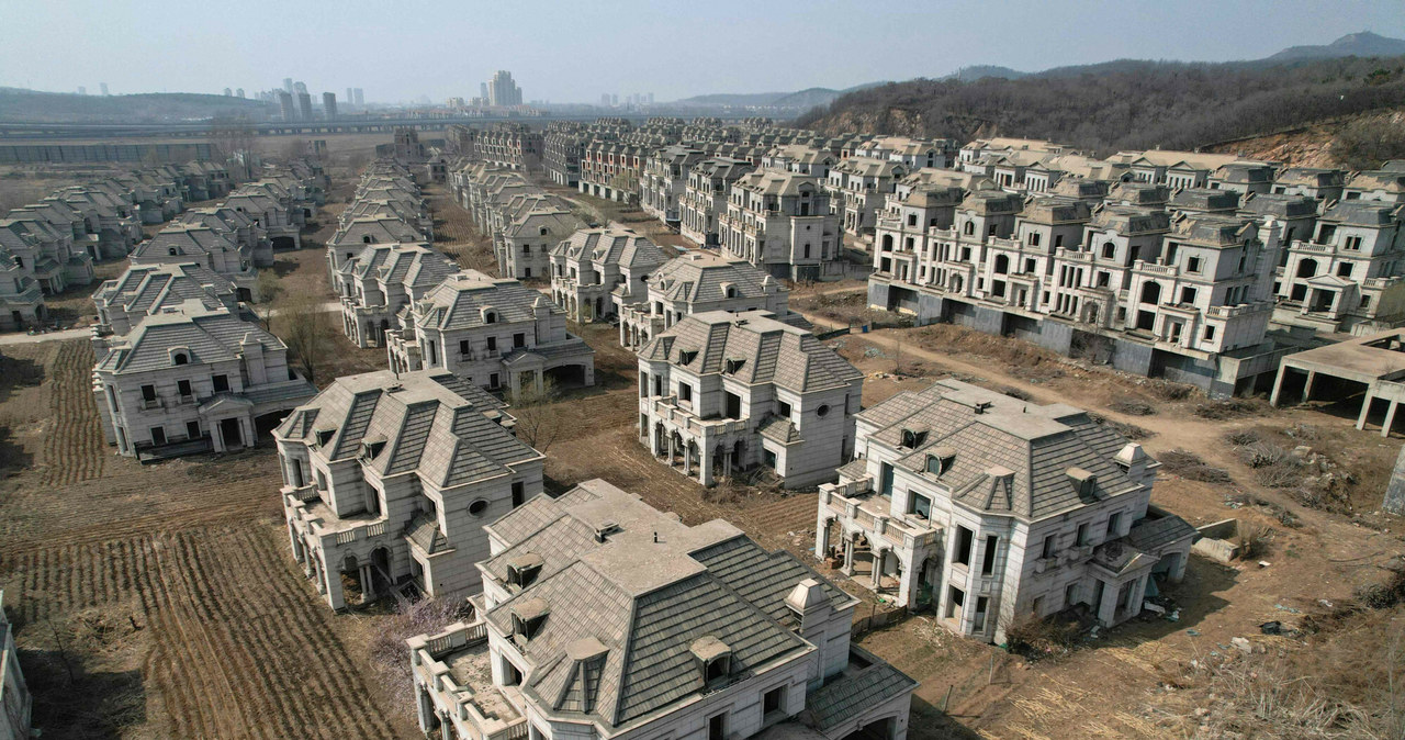 Wielkie osiedle dla milionerów, a między pustymi budynkami pasą się krowy. Co się dzieje w Chinach? /JADE GAO/AFP/East News /East News