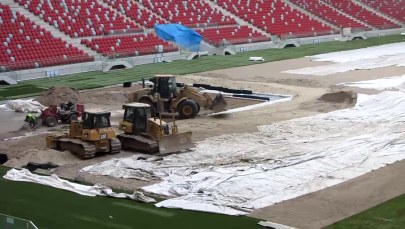 Wielkie rolowanie holenderskiej trawy na Narodowym