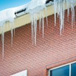 Wielkie sople i śnieg na dachu? Tyle zapłacisz specjalistom za ich usunięcie