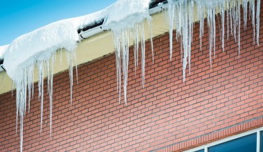 Wielkie sople i śnieg na dachu? Tyle zapłacisz specjalistom za ich usunięcie