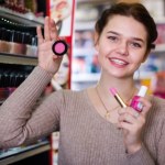 Wielkie, świąteczne promocje na zestawy kosmetyków. Czy to rzeczywiście się opłaca?