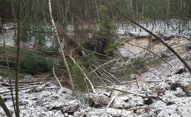 Wielkie zapadlisko w Bolesławiu. W pobliżu są domy 