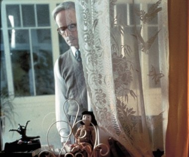 Wielkim zaskoczeniem dla fanów Petera Jacksona musiał być kolejny film reżysera - "Niebiańskie istoty" (1994) - oparty na prawdziwej i głośnej w Nowej Zelandii historii morderstwa z 1954 roku, dokonanego przez dwie nastoletnie dziewczyny, w które w filmie wcielają się: Melanie Lynskey i Kate Winslet (dla obydwu był to ekranowy debiut, który stał się odskocznią do wielkiej kariery).

Zamiast zdecydować się na historyczną rekonstrukcję morderstwa, Jackson wolał jednak postawić na opowieść o intymnej relacji, łączącą przyszłe morderczynie, co zbliża "Niebiańskie istoty" do słynnego obrazu Terrence'a Malicka "Badlands".

Obraz zadebiutował na festiwalu filmowym w Wenecji, gdzie z miejsca stał się rewelacją konkursu, zdobywając nagrodę Srebrnego Lwa. Ważniejszą z marketingowego punktu widzenia była jednak nominacja do Oscara w kategorii "najlepszy scenariusz oryginalny" oraz umieszczenie filmu Jacksona na liście 10 najlepszych obrazów roku zarówno w prestiżowym "Guardianie", jak i opiniotwórczym magazynie '"Time".