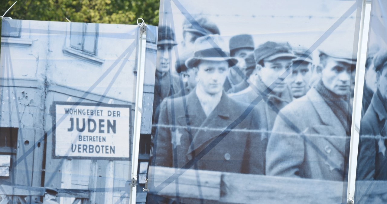 Wielkoformatowe fotografie ukazujące wizerunki mieszkańców Litzmannstadt Getto tworzą zainaugurowaną 26 bm. w Łodzi wystawę "Nieobecni" /Grzegorz Michałowski /PAP