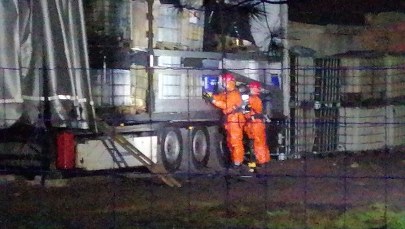 Wielkopolska: Beczki z chemikaliami w porzuconej naczepie 