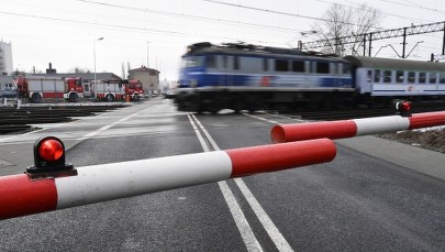 Wielkopolska: Cztery osoby ranne w wypadku na przejeździe kolejowym 