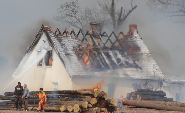 Wielkopolska: Płonie tartak, zagrożone domy