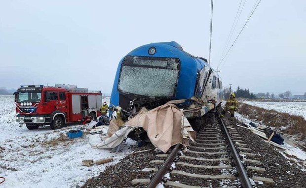 Wielkopolska: Pociąg zderzył się z ciężarówką. Jedna osoba nie żyje