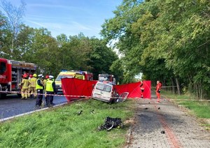 Wielkopolskie: Czołowe zderzenie ciężarówki z renault. Nie żyje jedna osoba
