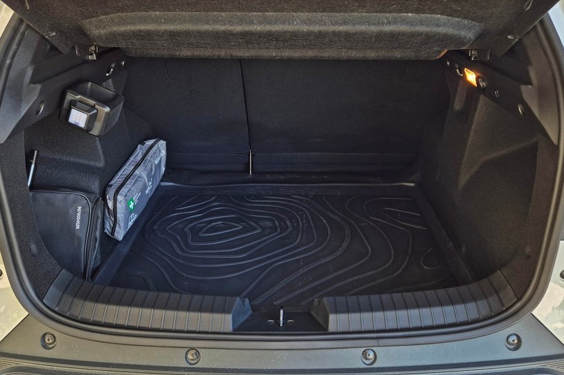 Wielkość bagażnika Dustera zależy od wybranej wersji silnikowej - tu kufer hybrydy, który ma 430 l pojemności /Michał Domański /INTERIA.PL