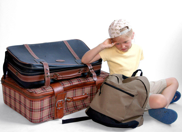 wielkość bagażu musi być dostosowana do wieku, możliwości fizycznych dziecka oraz czasu, na jaki wyjeżdża. /123RF/PICSEL