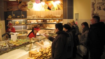 Wielkosobotnie kolejki w piekarniach