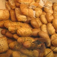 Wielkosobotnie kolejki w piekarniach