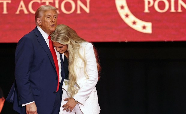 ​Wielogodzinna ceremonia pogrzebowa. Trump: Kirk to męczennik za wolność