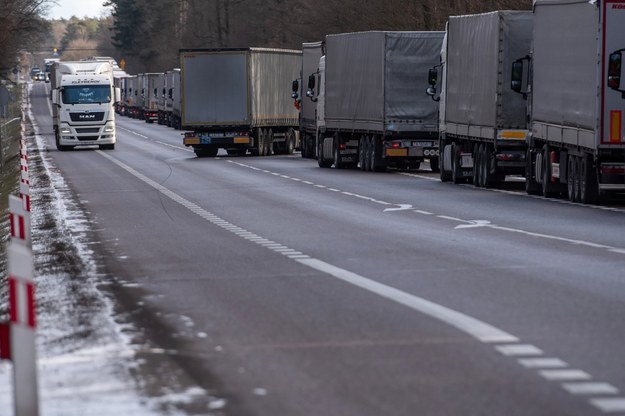 Wielokilometrowa kolejka ciężarówek, oczekujących w Koroszczynie /Wojtek Jargiło /PAP