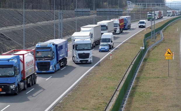 Wielokilometrowe kolejki na granicach. „34 godzina, bez komentarza”