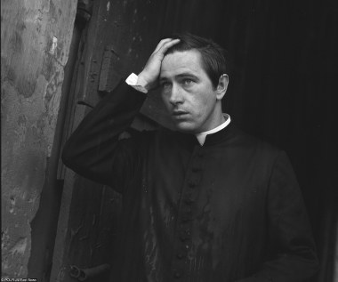 Wielokrotnie w trakcie aktorskiej kariery Radziwiłowicz przywdziewał strój duchownego. 

W rozgrywającym się w trakcie II wojny światowej "Rysiu" Stanisława Różewicza (1981) aktor wcielił się w postać zmagającego się z demonami partyzanckiej konspiracji księdza Konrada (na zdjęciu). W obrazie Kazimierza Kutza "Śmierć jak kromka chleba" (1994) zagrał z kolei proboszcza, będącego opiekunem górników kopalni "Wujek".