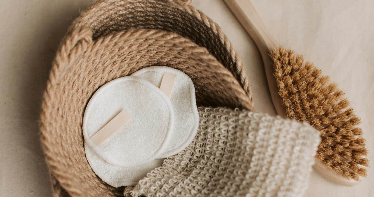 Wielorazowe płatki kosmetyczne to rozwiązanie delikatne dla skóry i bezpieczne dla środowiska /Vlada Karpovich /pexels.com