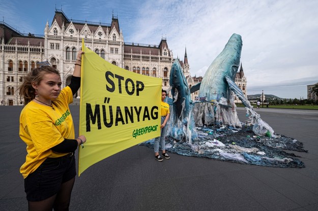 Wieloryby przed parlamentem. Greenpeace chce swoją akcją zwrócić uwagę na plastik /ZSOLT SZIGETVARY    /PAP/EPA