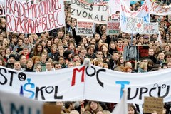 Wielotysięczna manifestacja czeskich studentów na ulicach Pragi