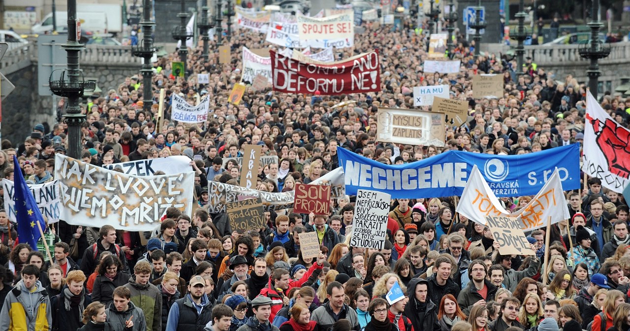 Wielotysięczna manifestacja czeskich studentów na ulicach Pragi