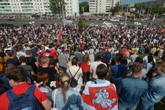 Wielotysięczna manifestacja na ulicach Mińska