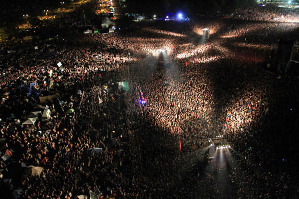Wielotysięczna publiczność na koncercie The Prodigy na Przystanku Woodstock 2011 /fot. Igor Kohutnicki /WOŚP