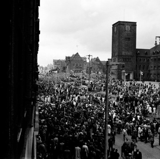 Wielotysięczne tłumy manifestujących, zdj. archiwalne /CAF /PAP