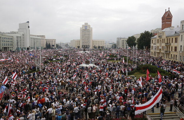 Wielotysięczny marsz protestu odbył się w niedzielę w Mińsku /TATYANA ZENKOVICH  /PAP/EPA