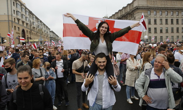 Wielotysięczny miting i marsz protestu, który trwa w niedzielę już ponad cztery godziny, na razie odbywa się bez interwencji milicji /TATYANA ZENKOVICH  /PAP/EPA