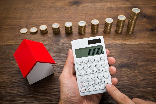 Wielu agentów oczekuje płatności w wysokości minimum 2,5 proc. ceny domu czy mieszkania /&copy;123RF/PICSEL