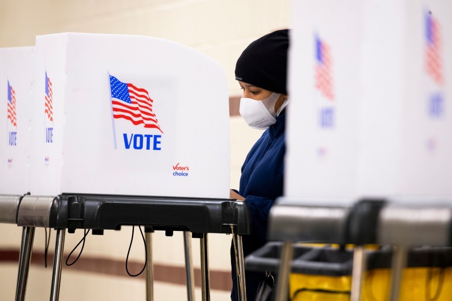 Wielu Amerykanów już oddało swój głos w wyborach prezydenckich /MICHAEL REYNOLDS    /PAP/EPA