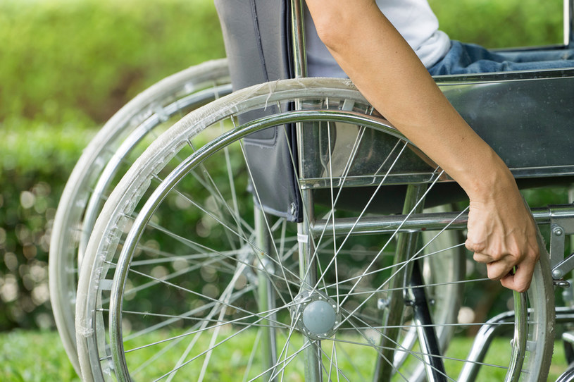Wielu chorych na stwardnienie rozsiane porusza się na wózku inwalidzkim, jednak choroba nie musi do tego doprowadzić /123RF/PICSEL
