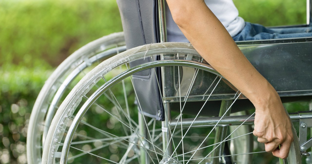 Wielu chorych na stwardnienie rozsiane porusza się na wózku inwalidzkim, jednak choroba nie musi do tego doprowadzić /123RF/PICSEL