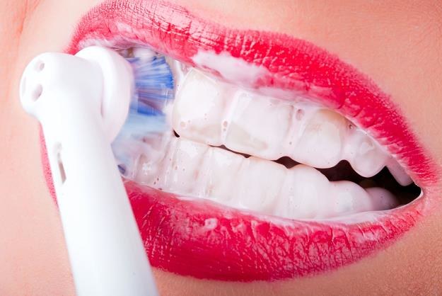 Wielu dentystów radzi, by myć zęby szczoteczką elektryczną zamiast ręcznej /&copy;123RF/PICSEL