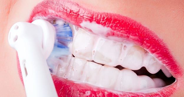 Wielu dentystów radzi, by myć zęby szczoteczką elektryczną zamiast ręcznej /&copy;123RF/PICSEL