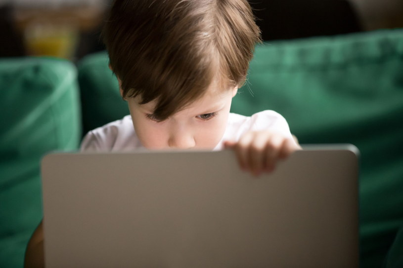 Wielu dorosłych nie zdaje sobie sprawy, że dzieci korzystają z internetu w zupełnie inny sposób niż oni /123RF/PICSEL