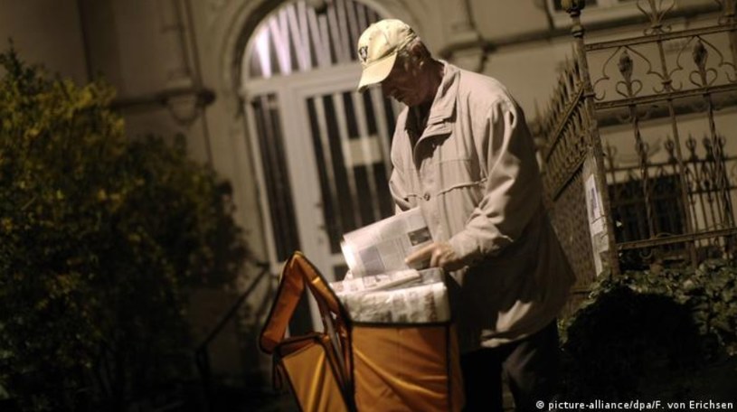 Wielu emerytów w Niemczech dorabia roznoszeniem gazet /Deutsche Welle