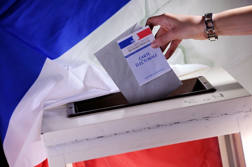 Wielu francuskich wyborców wahało się jeszcze przy wejściu do kabiny do głosowania /FRANCK FIFE /AFP