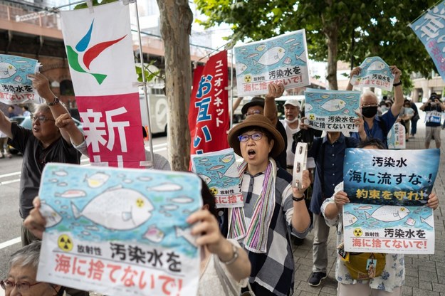 Wielu Japończyków jest oburzonych decyzją władz. /Tomohiro Ohsumi  /PAP/EPA