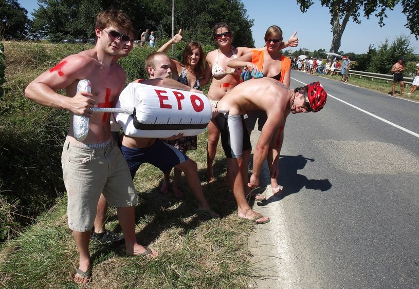 Wielu kibiców jawnie protestuje przeciw stosowaniu EPO w kolarstwie /AFP