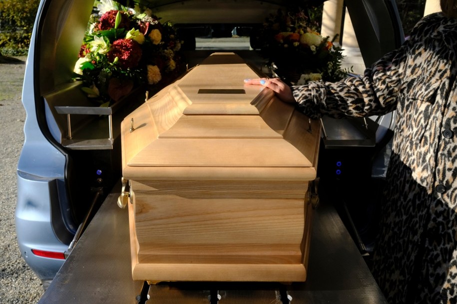 "Kibice są w różnym wieku". Zakład pogrzebowy ma ofertę