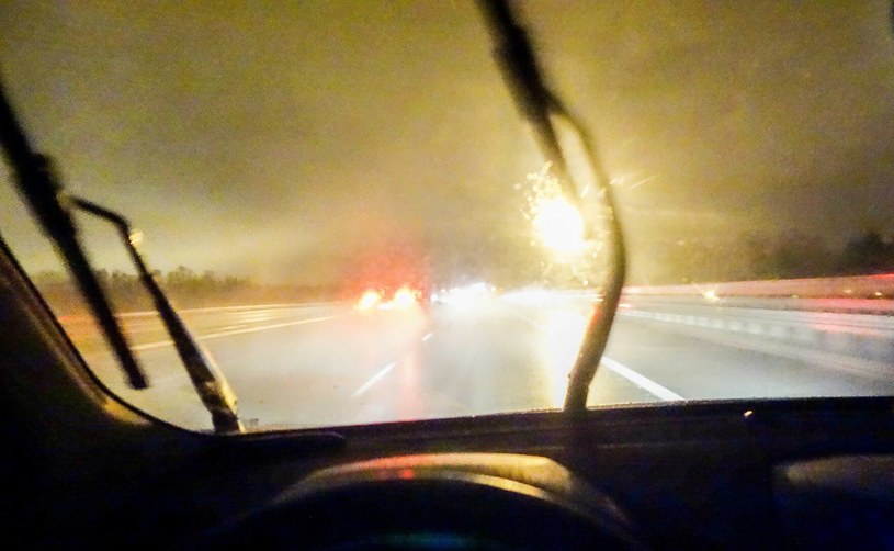 Wielu kierowców nie potrafi w prawidłowy sposób korzystać ze świateł przeciwmgłowych. /Piotr Kamionka/REPORTER /East News