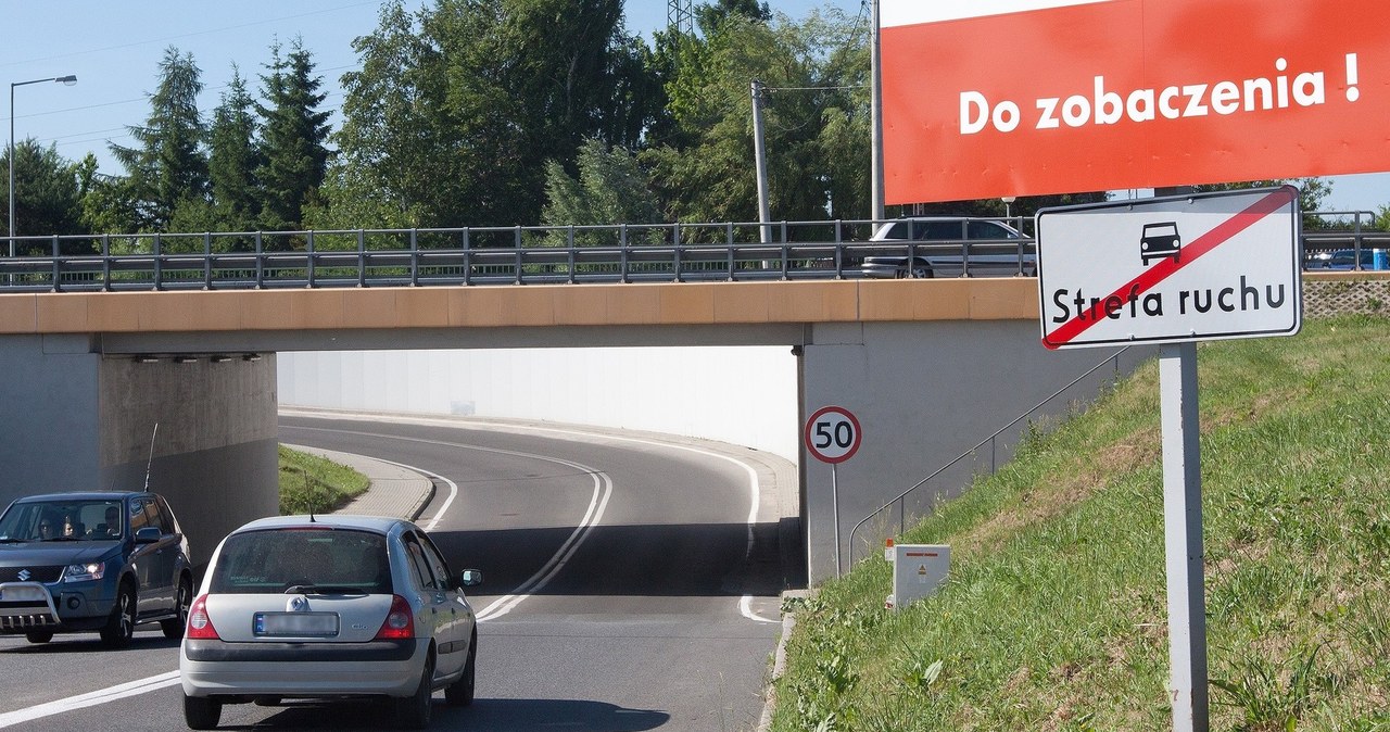 Wielu kierowców nie wie co dokładnie oznacza ten znak /Maciej Goclon /East News