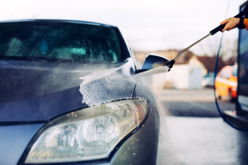 Wielu kierowców nie wie, jak myć samochód, aby w pełni wykorzystać potencjał myjni bezdotykowej /123rf.com /123RF/PICSEL