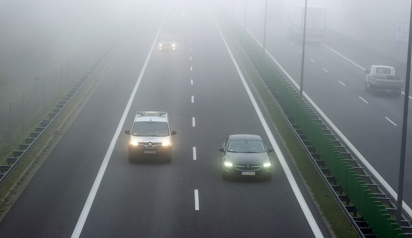 Wielu kierowców nie wie, jakie światła włączyć w samochodzie, gdy panuje mgła lub pada silny deszcz /Stanislaw Bielski /Reporter