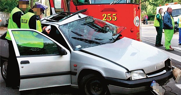 Wielu kierowców nie wie, w jakich sytuacjach tramwaj ma pierwszeństwo. /Motor