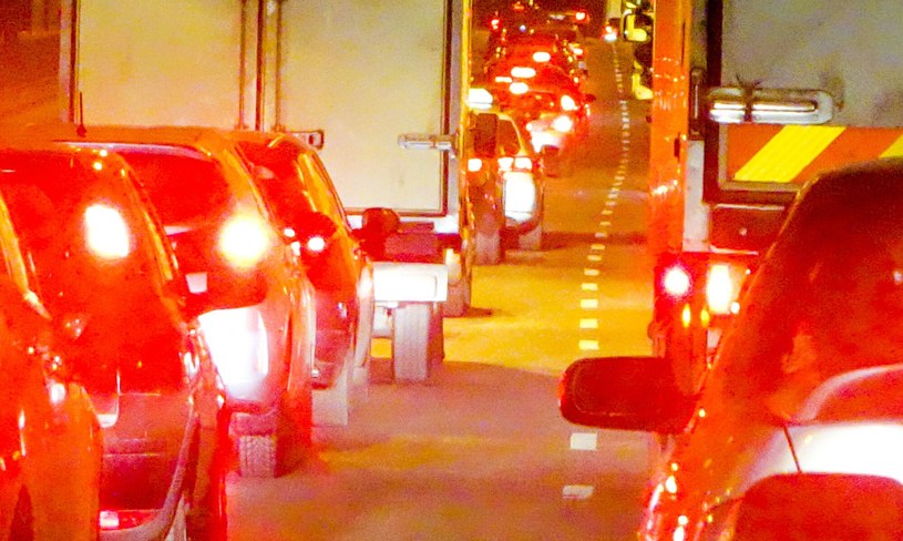 Wielu kierowców nie zdaje sobie sprawy, że nawet zwykłe kichnięcie (szczególnie w ruchu miejskim, gdzie wszystko dzieje się szybko) może sprowadzić niebezpieczeństwo na drodze. /Piotr Kamionka/REPORTER /East News